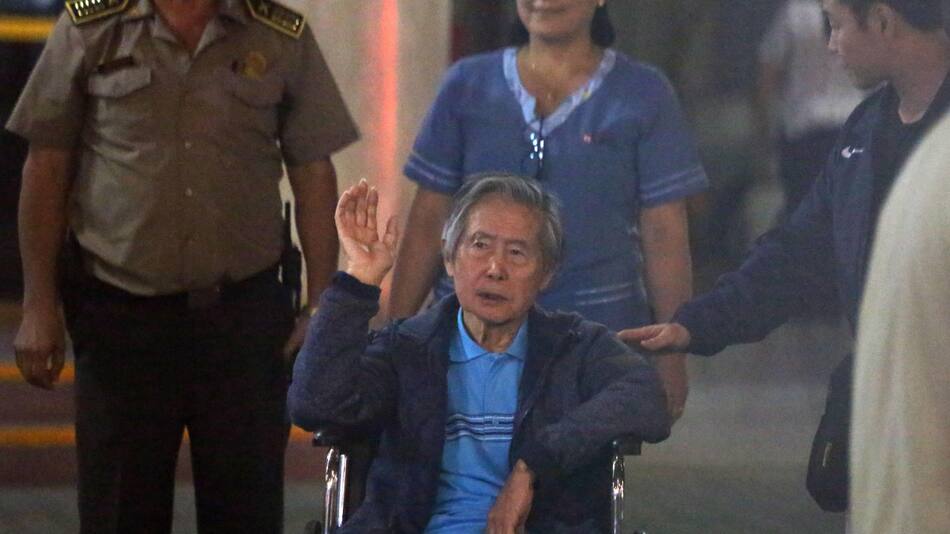 Fotografía de archivo fechada el 4 de enero de 2018 que muestra al expresidente peruano Alberto Fujimori (c), a su salida de la clínica Centenario de Lima (Perú). EFE