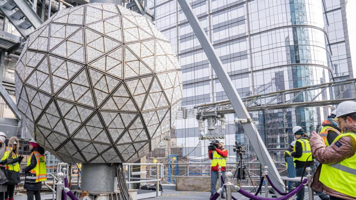 La bola de Times Square, lista para marcar la entrada de 2023. EFE