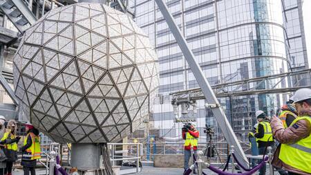 La bola de Times Square, lista para marcar la entrada de 2023. EFE