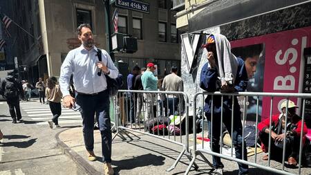 Inmigrantes en la puerta del hotel Roosevelt. Foto: Reuters.