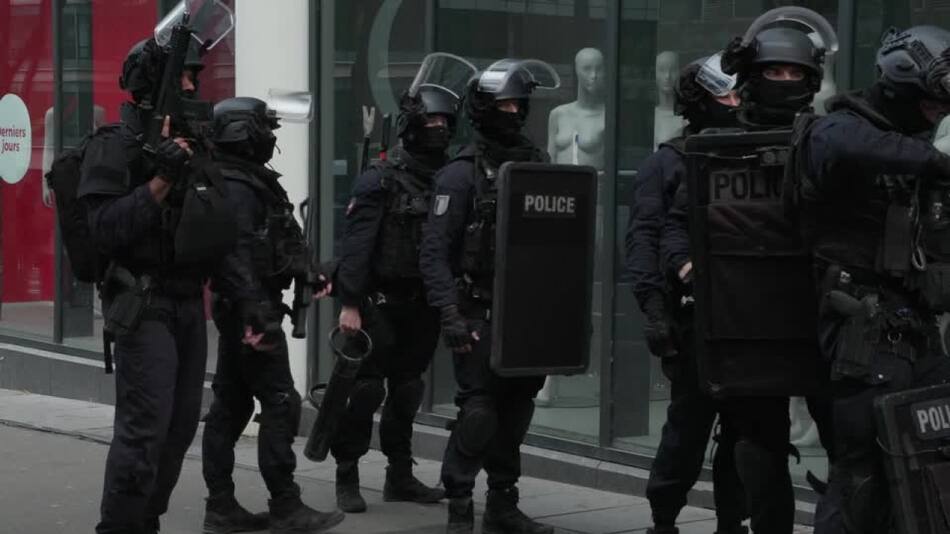 Policías franceses. Foto: Reuters.