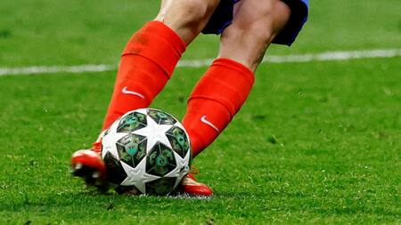 El polémico penal de Julián Álvarez. Foto: Reuters/Susana Vera