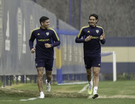 Marcos Rojo y Edinson Cavani. Foto: NA.