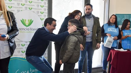 Andrés Watson entregó anteojos a alumnas y alumnos del establecimiento pedagógico situado en Santa Rosa