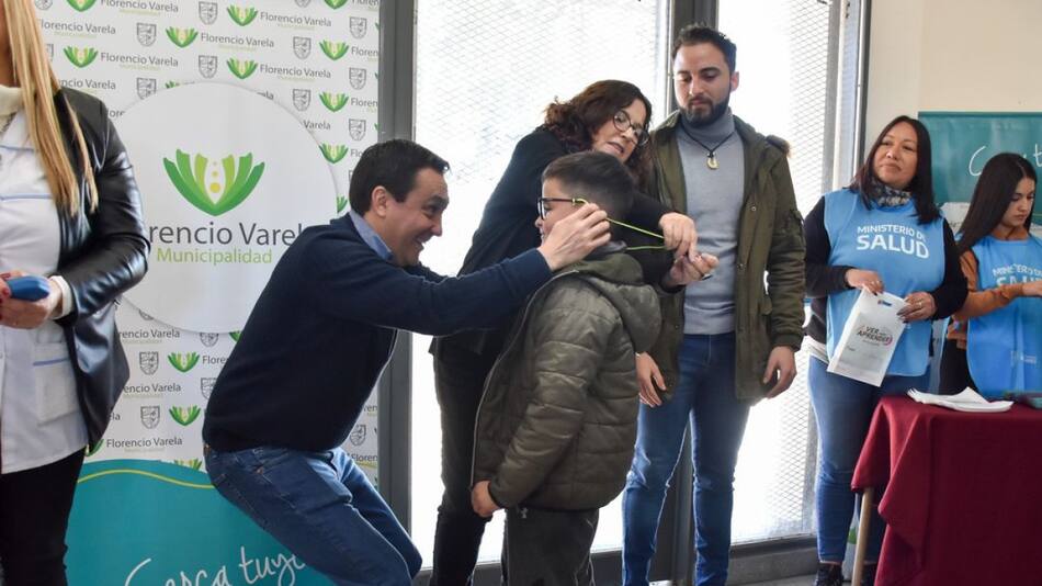 Andrés Watson entregó anteojos a alumnas y alumnos del establecimiento pedagógico situado en Santa Rosa