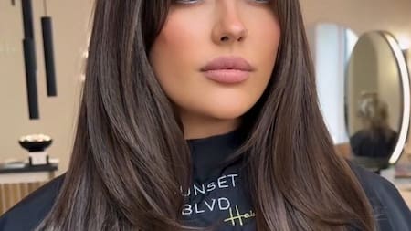 Corte en capas largas con flequillo.