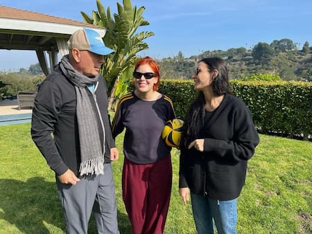Demi Moore y Bruce Willis junto a una de sus hijas. Foto: Instagram.