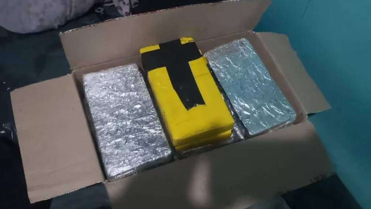 En los domicilios se encontraron ladrillos de cocaína y también esa droga fraccionada y lista para la venta. Foto: Policía