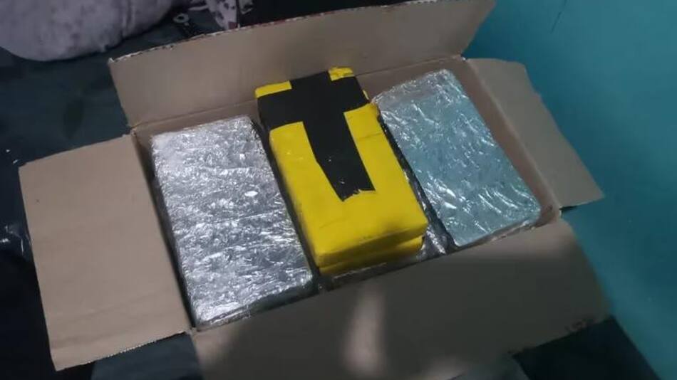 En los domicilios se encontraron ladrillos de cocaína y también esa droga fraccionada y lista para la venta. Foto: Policía