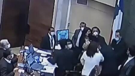 Piñas entre diputados chilenos. Foto: captura video.