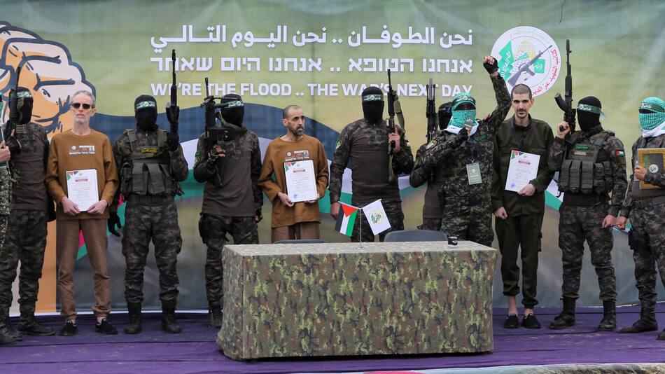 Liberación de rehenes israelíes por parte de Hamas en el centro de Gaza. Foto: REUTERS.