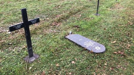 Varias estelas judías desfiguradas y destruidas en un cementerio militar de Oise. (©Asociación de Metros Alemanes de Puisaleine y Alrededores 14-18 / Facebook)