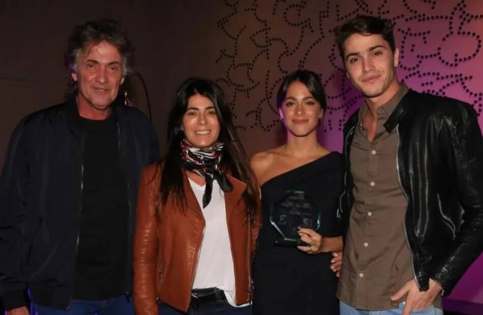 Tini Stoessel junto a su familia. Foto: NA.