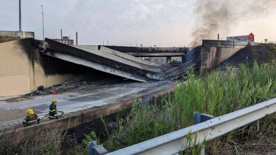 Incendio y destrucción en autopista de EEUU. Foto: Reuters.