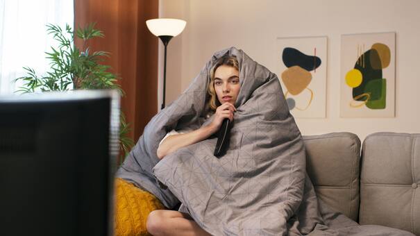 Dormir con la televisión prendida: qué dice este hábito sobre la salud mental, según expertos