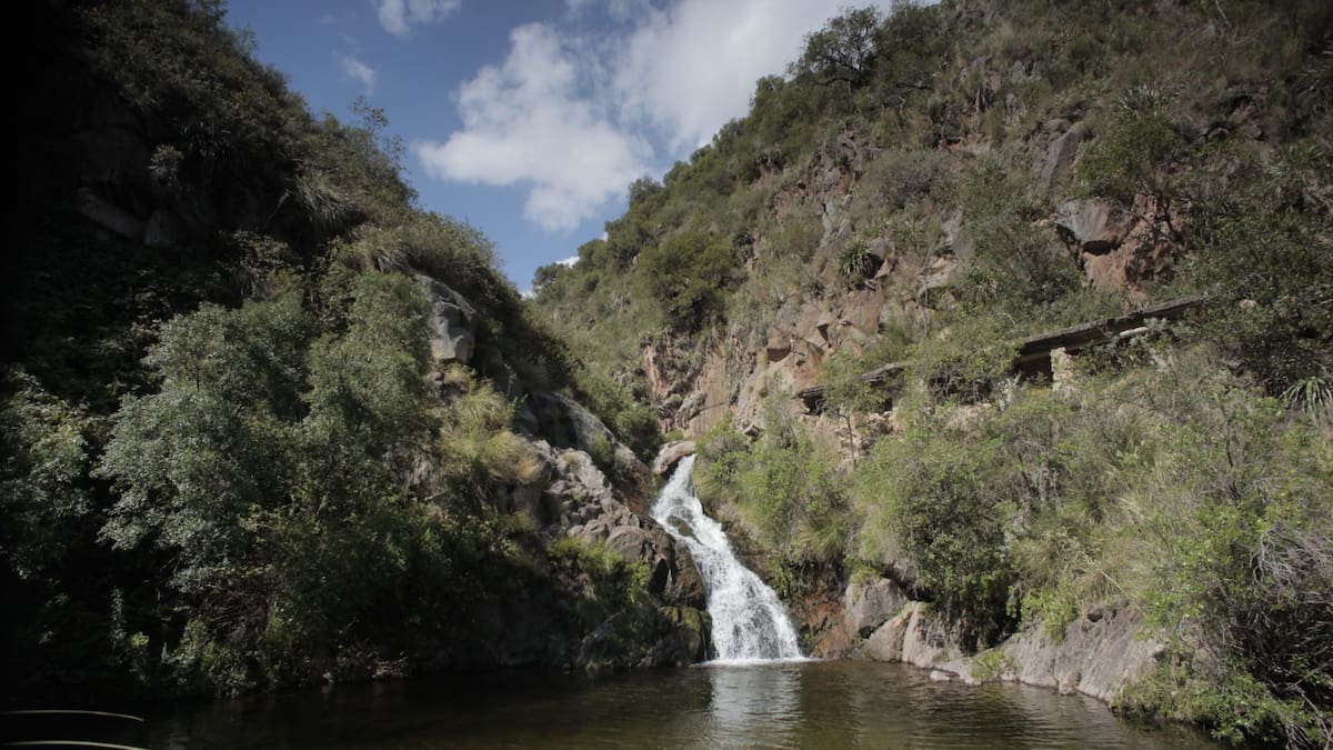 El pueblo de San Luis donde el agua cae 25 metros y tiene un mini circuito serrano inolvidable