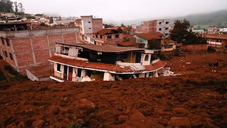 Alausí, Ecuador, cubierto de tierra. Foto: Reuters.