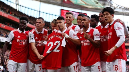 El festejo del Arsenal con apoyo a Pablo Marí. Foto: Reuters.