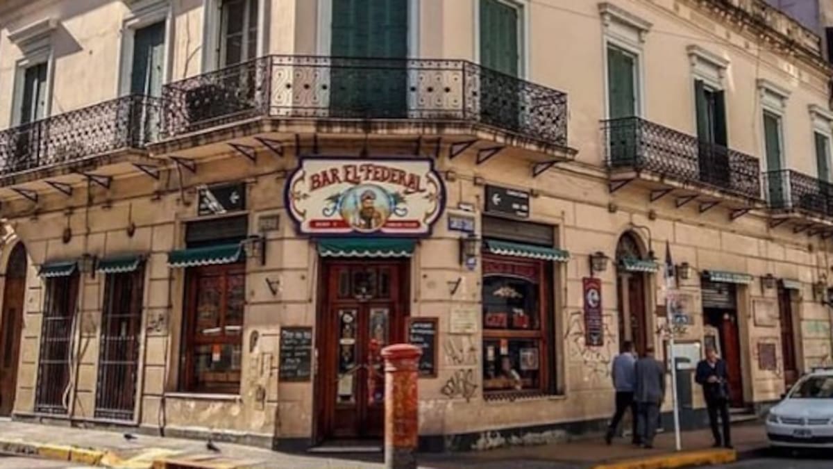 Fundado en 1864 y con objetos de hace más de 100 años: el bar notable de Buenos Aires que parece detenido en el tiempo