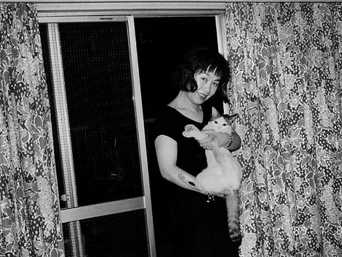El fotógrafo japonés Nobuyoshi Araki retrató durante 22 años a Chiro, la gata que llegó a su hogar por iniciativa de su esposa Yoko. Tras perder a ambas, encontró en las fotografías una manera de conservar sus recuerdos.