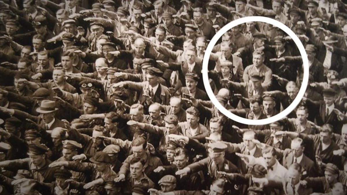 August Landmesser, el hombre que se negó a hacer el saludo nazi ante Hitler