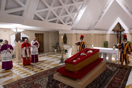 El féretro del papa Francisco en la residencia de Santa Marta. Foto: Reuters.