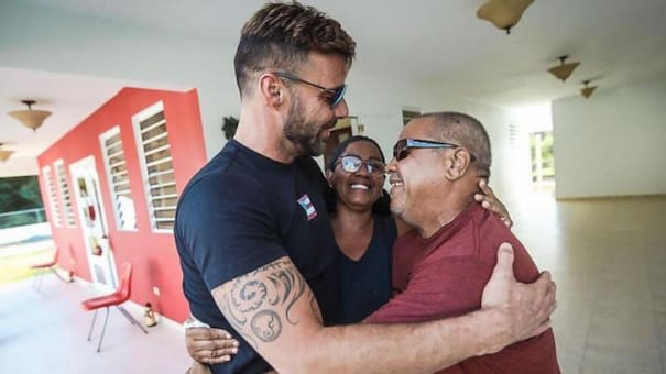Ricky Martin entregó casas a las personas que se quedaron en la calle por los huracanes