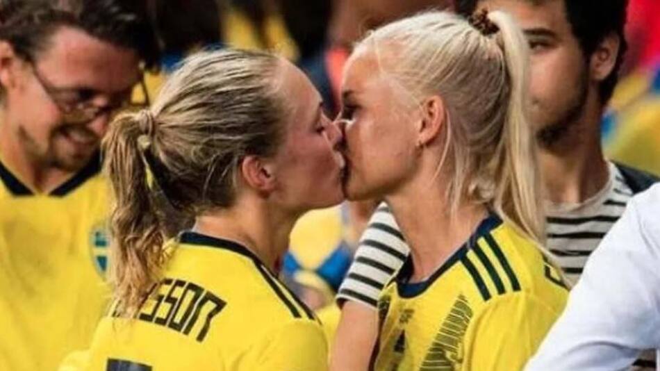 Beso en el Mundial Femenino entre Magdalena Eriksson y Pernille Harder de Suecia