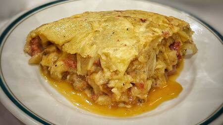 Tortilla de papas, una de las delicias de este bodegón porteño. Foto: Prensa.
