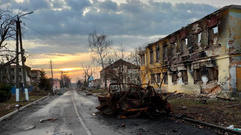 Destrucción en las calles producto de la guerra entre Rusia y Ucrania. Foto: Reuters.