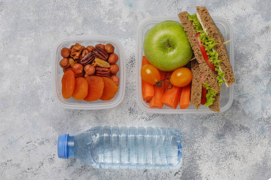 Comida en envase de plastico. Foto Freepik