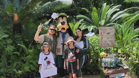 Wanda Nara en Disney con sus hijas y Kennys Palacios. Foto: Instagram.