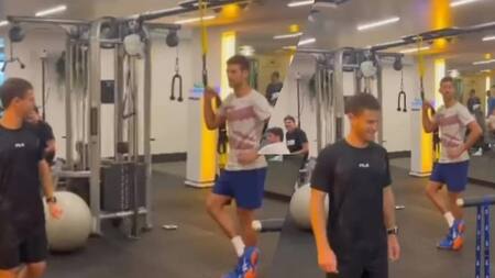 Djokovic imitando a Messi junto a Diego Schwartzman. Foto: Captura de video.