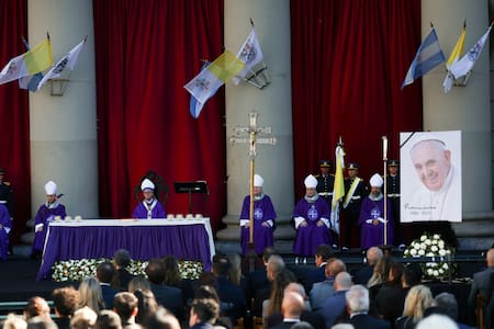 Misa en la Catedral para despedir al Papa Francisco. Foto: REUTERS.