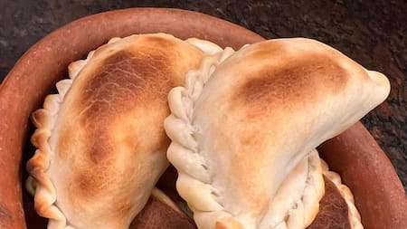 Del norte argentino a Mar Chiquita: el local de un ex integrante de Los Nocheros que ofrece música y las mejores empanadas salteñas