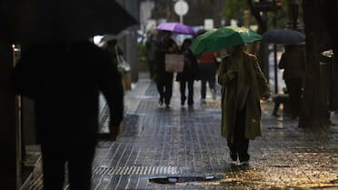 El frío y las lluvias vuelven al AMBA: qué día de la semana se esperan precipitaciones y un fuerte descenso de la temperatura