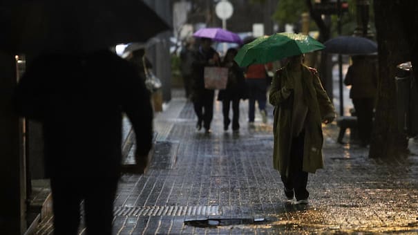 El frío y las lluvias vuelven al AMBA: qué día de la semana se esperan precipitaciones y un fuerte descenso de la temperatura