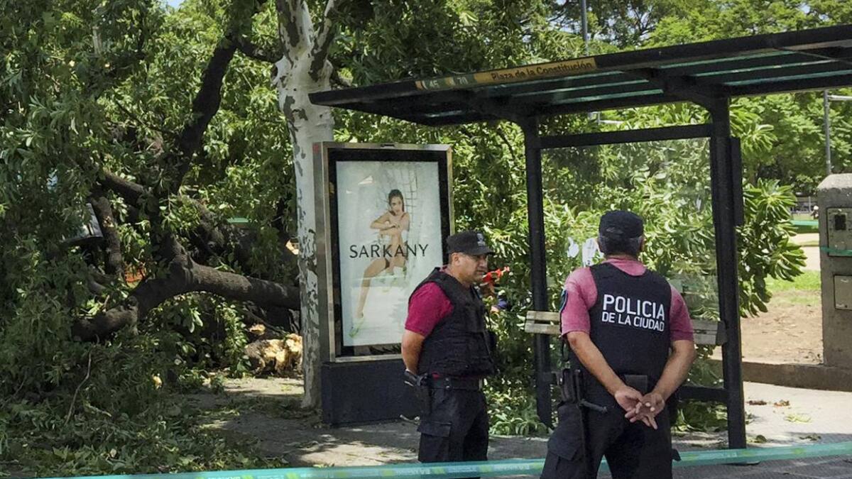 Parada de colectivos, policía, NA