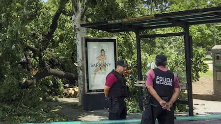 Parada de colectivos, policía, NA