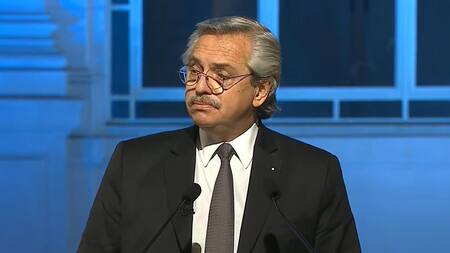 Alberto Fernández encabeza ceremonia en homenaje a los muertos por coronavirus en Argentina