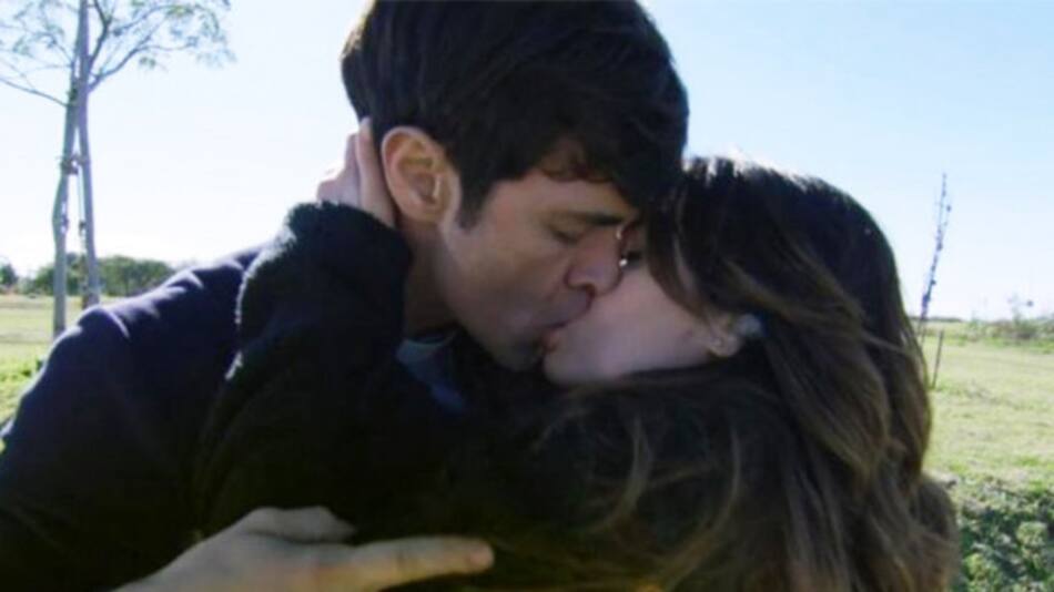 Beso entre Mariano Martínez y Lali Espósito
