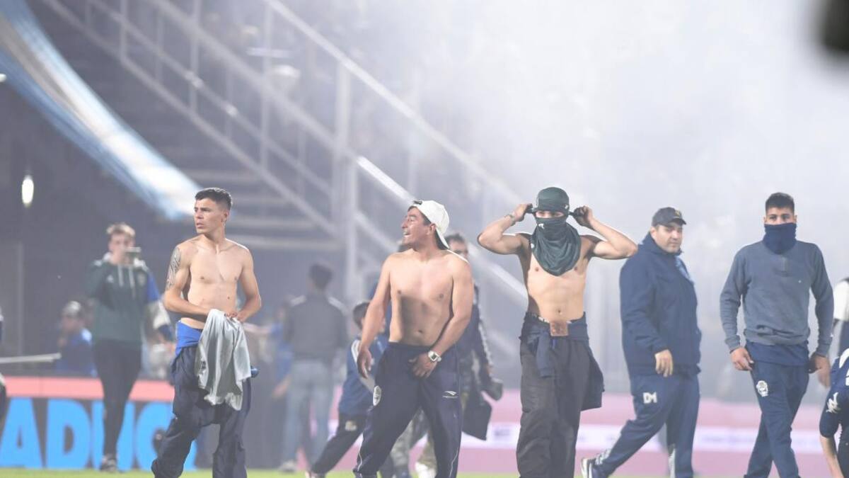 Incidentes en pleno partido entre Gimnasia y Boca. Foto: Télam