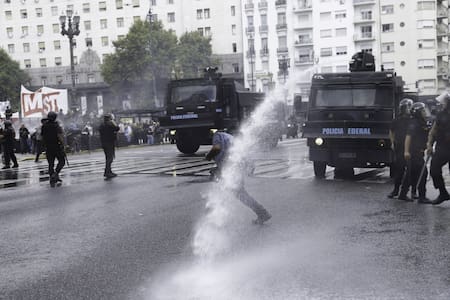 Enfrentamientos entre manifestantes y policías durante la protesta de los jubilados. Foto: NA/Damián Dopacio
