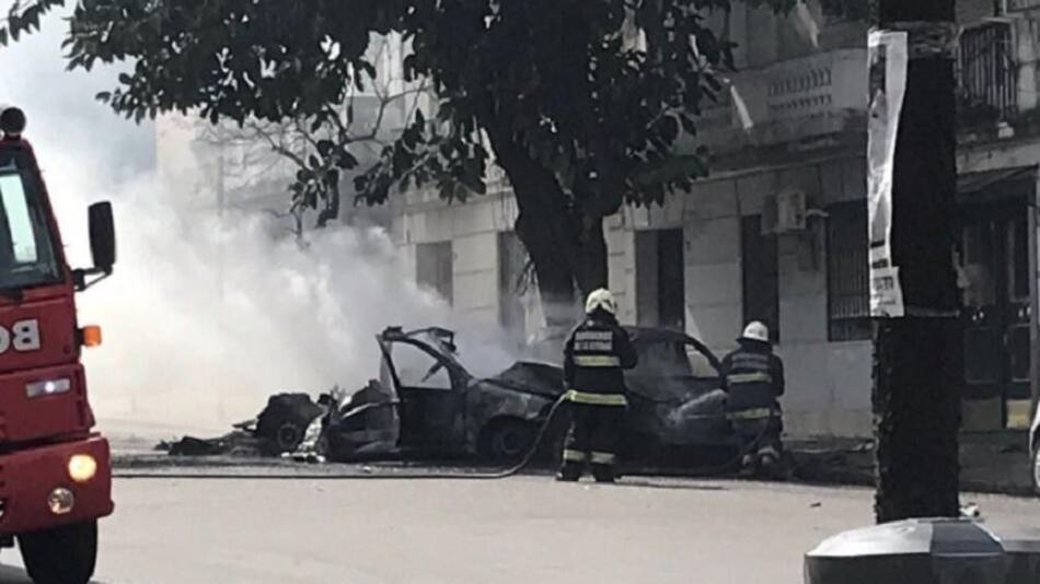 Video impactante: un taxi explotó, se incendio y causó pánico en Recoleta