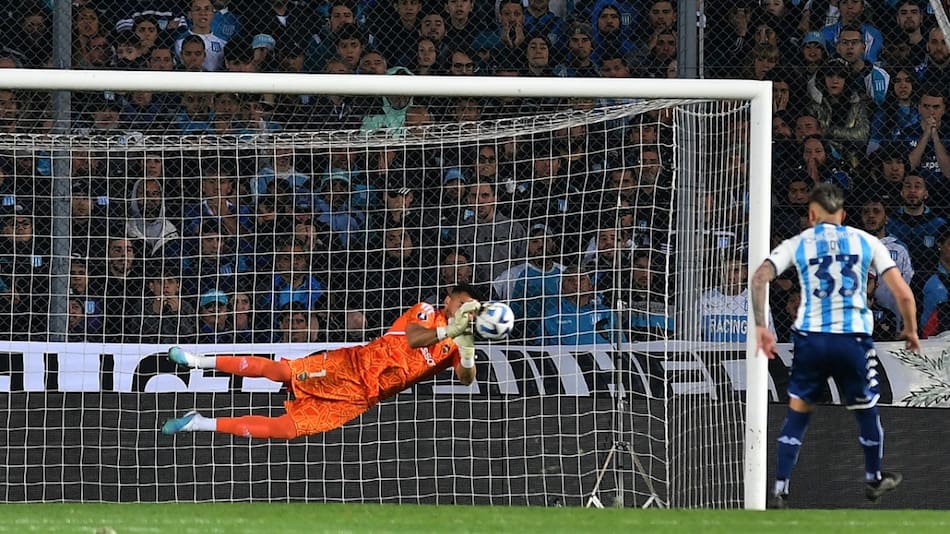 El penal atajado de Sergio Romero a Gonzalo Piovi. Foto: Télam.