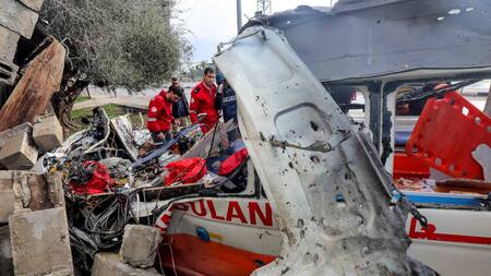 Ataque contra una ambulancia de la Media Luna Roja palestina en Gaza.