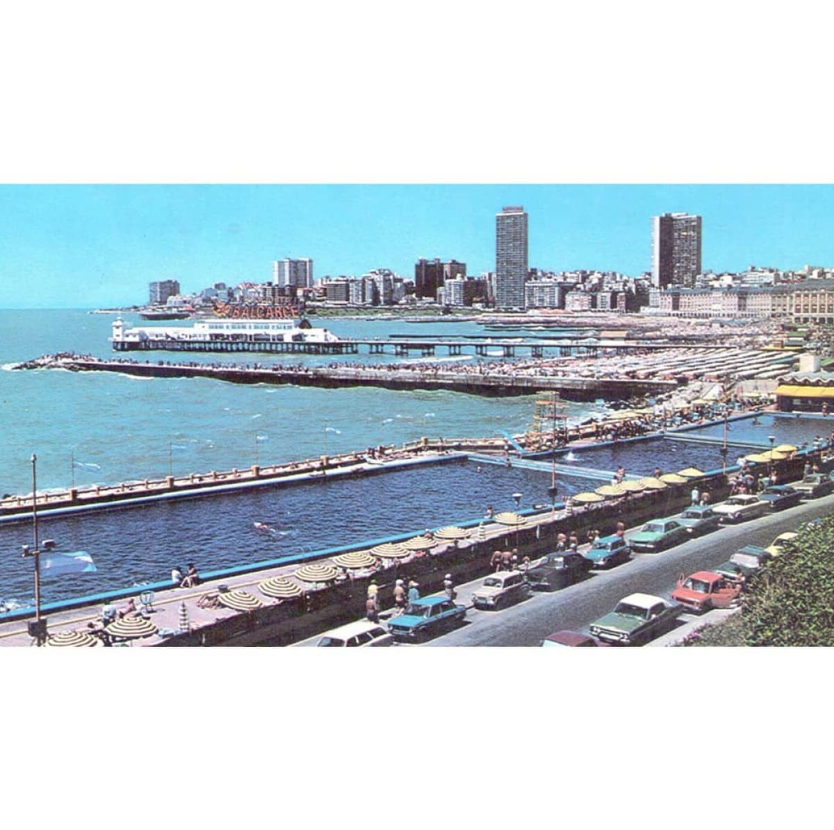 Piletas de Punta Iglesia en la década del 70. En el muelle del Club de Pesca, el cartel de alfajores Balcarce. Foto: fotos.antiguas.mdp