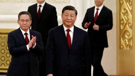 Foto Reuters Los nuevos miembros del Comité Permanente del Politburó, Xi Jinping y Li Qiang, llegan para reunirse con los medios de comunicación