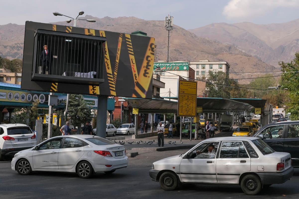 Un falso Donald Trump amenazaba este miércoles a los peatones desde el interior de una celda en una de las plazas más transitadas de Teherán.