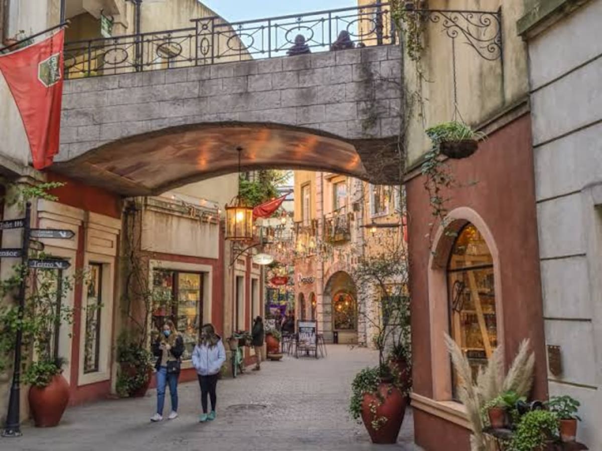 Plaza Canning con arquitectura inspirada en la Toscana, calles adoquinadas y locales gastronómicos en Ezeiza.